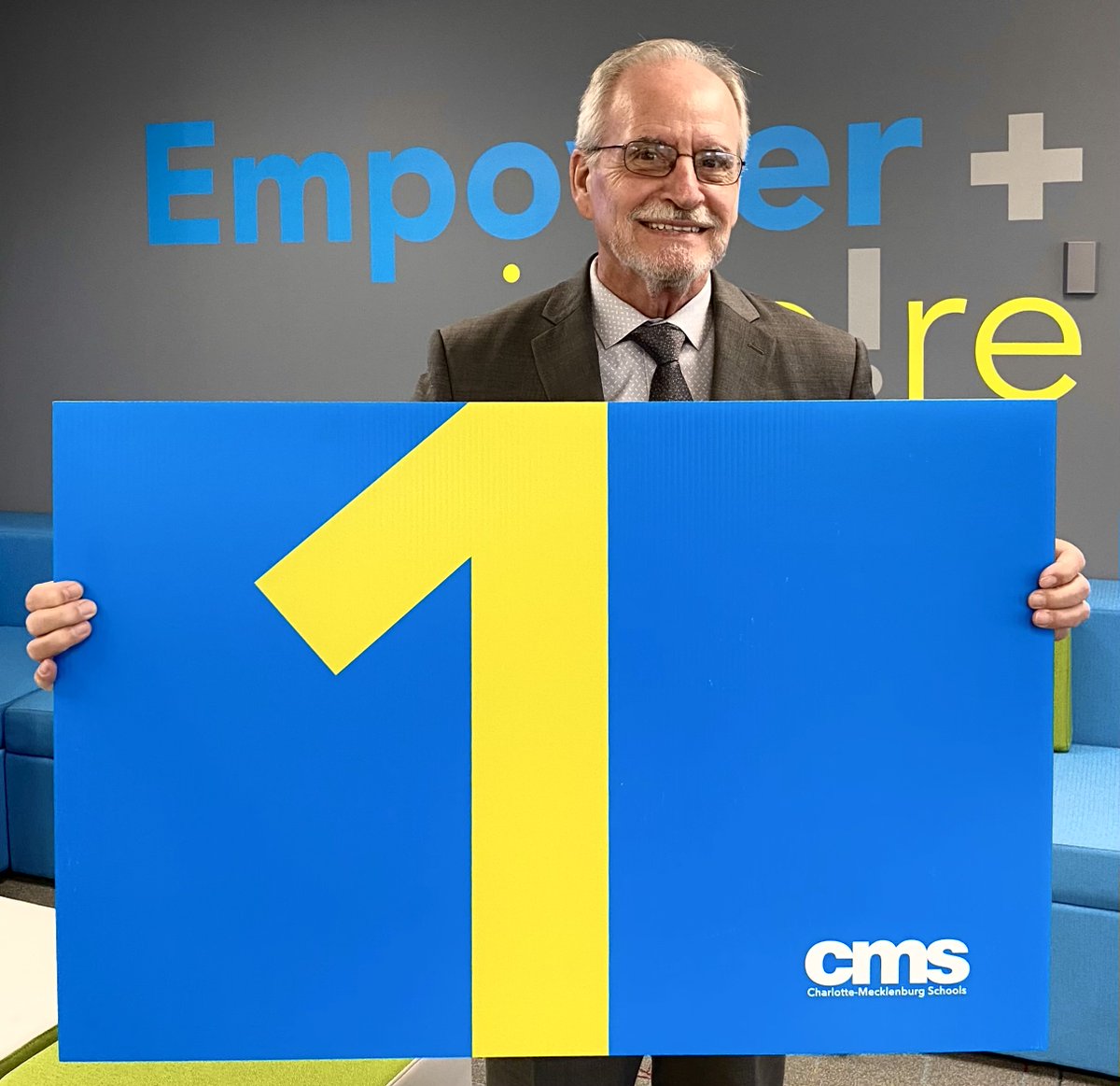 CharMeckSchools's tweet photo. The first day of school is tomorrow! Interim Superintendent Hugh Hattabaugh is wishing you all the best! #BackToSchool #DiscoverCMS https://t.co/xiKAaw8cvS