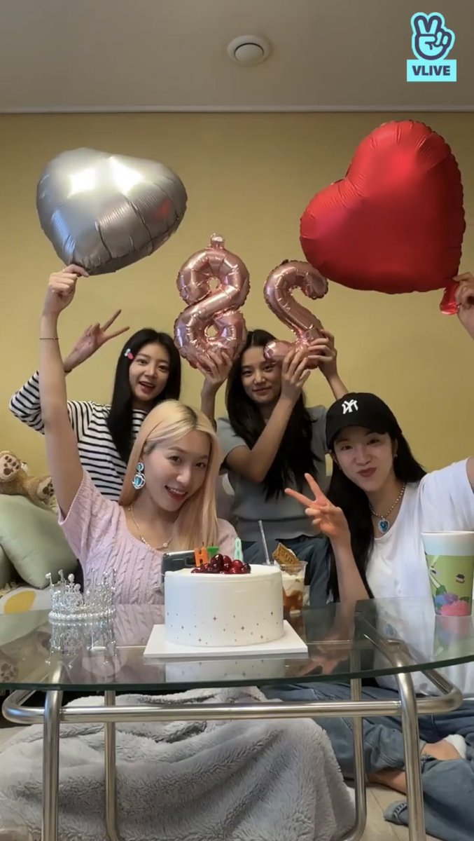 ahnsolbin_'s tweet photo. Stay together forever♥️
#8YearswithLABOUM https://t.co/PaW5cFxjIb