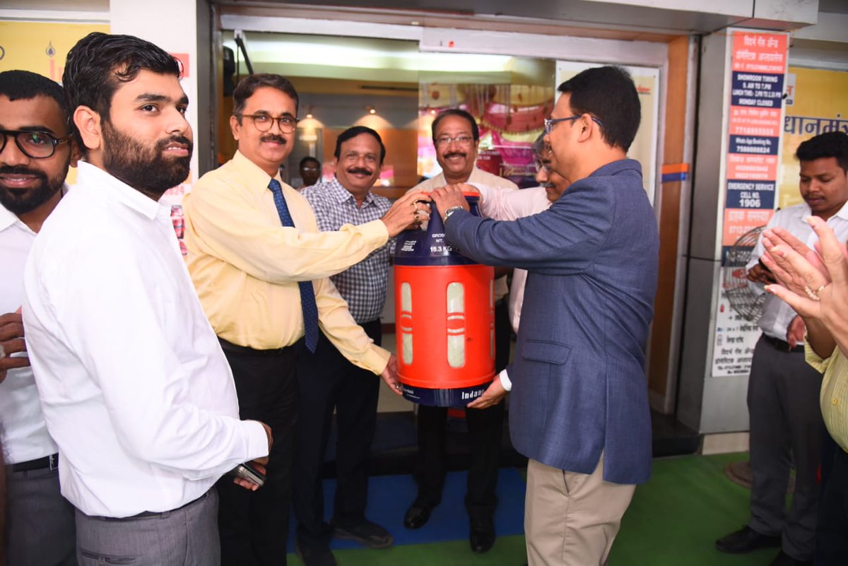 10 kg Composite cylinder issued to a Indane Customer at Vidarbha gas agency Nagpur. CGM LPG MSO , CGM LPG (S) HO were present. @IOC_Maharashtra @ED_MSO @EDLPGIOCL