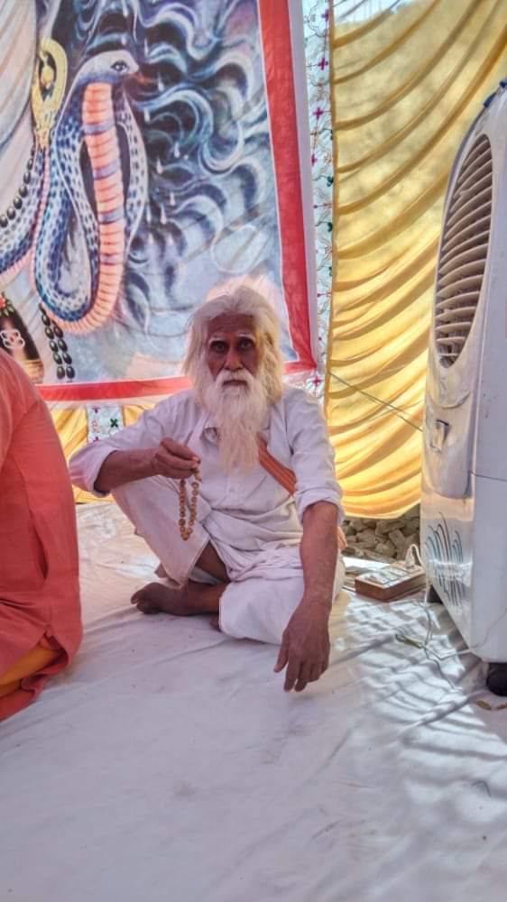 babaudaynath1's tweet photo. हर हर महादेव
ऐसा कोई ना मिला, टारे मन का रोस।
जा पेड़े साधू चले, (तूँ) चलि न सकै इककोस ।।
ऐसा कोई नहीं मिला जो मन के आवेग को रोक सके जिस साधन मार्ग पर साधू सन्त  चलते है, उस मार्ग पर तू थोड़ा सा भी नहीँ चल सका ।। https://t.co/SbllBlQzuO