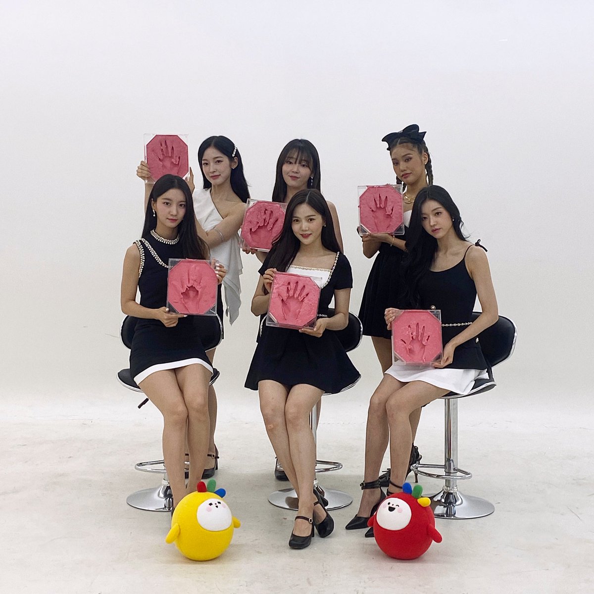 KPOPSTARSTREET's tweet photo. #Behind 

광주 K-POP STAR STREET 조성 축하 인터뷰
2022년도 7번째 핸드프린팅 스타
찾았다 #오마이걸 ! 비하인드 사진 공개 ✨

#ComingSoon 💗

K POP STAR STREET
✔ 와따TV(watta tv)
👉 subscribe+like=🤍

#wattatv #gwangju #광주광역시
#광주kpop스타의거리 #idol #kpop #ohmygirl https://t.co/0sKyka9t3A