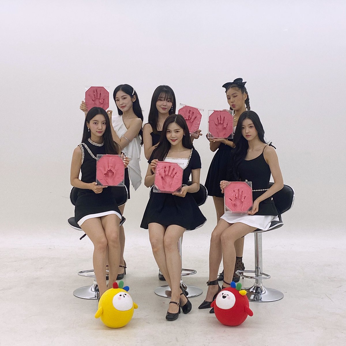 KPOPSTARSTREET's tweet photo. #Behind 

광주 K-POP STAR STREET 조성 축하 인터뷰
2022년도 7번째 핸드프린팅 스타
찾았다 #오마이걸 ! 비하인드 사진 공개 ✨

#ComingSoon 💗

K POP STAR STREET
✔ 와따TV(watta tv)
👉 subscribe+like=🤍

#wattatv #gwangju #광주광역시
#광주kpop스타의거리 #idol #kpop #ohmygirl https://t.co/0sKyka9t3A