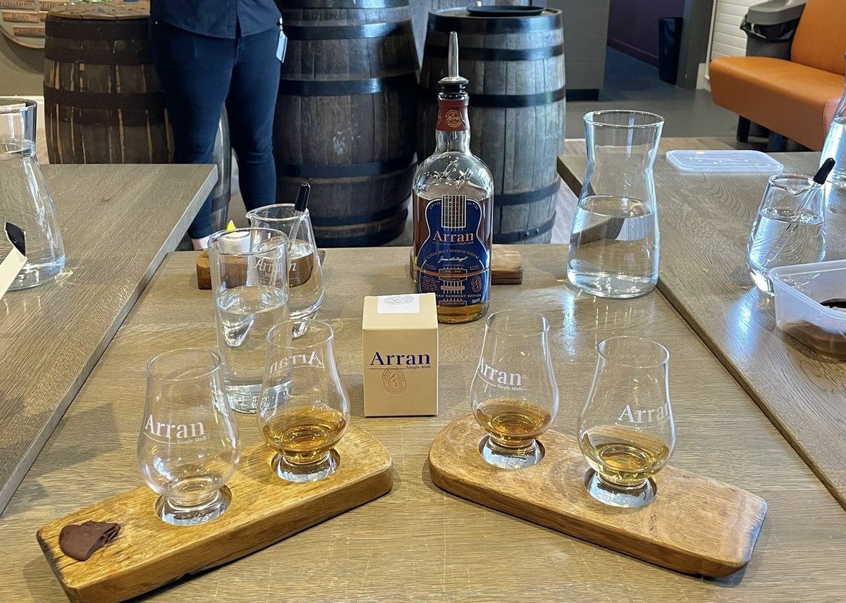 ⁦<a href="/Arranwhisky/">Arran Whisky</a>⁩ ⁦A  very special tasting with ⁦<a href="/sarah_hardwick/">Single Malt Sarah 🥃</a>⁩ at Lochranza. A truly fantastic lady whom has a genuine passion for what she does.
The guys from <a href="/smws/">Syreeta</a> bath street loved the chat, fun and lovely whisky you treated us to. Many thanks 🙏🏻 ☺️