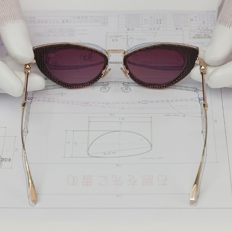 MaisonValentino's tweet photo. A contemporary cat-eye with studded details, seen for #MasteryTales
The Valentino VIII sunglasses invite vintage inspiration into the cutting edge.
Discover intricately-crafted #ValentinoEyewear, made with #AkoniGroup, online at https://t.co/VEgOitPsYe