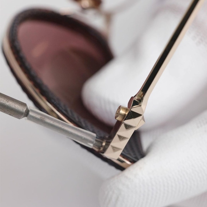 MaisonValentino's tweet photo. A contemporary cat-eye with studded details, seen for #MasteryTales
The Valentino VIII sunglasses invite vintage inspiration into the cutting edge.
Discover intricately-crafted #ValentinoEyewear, made with #AkoniGroup, online at https://t.co/VEgOitPsYe