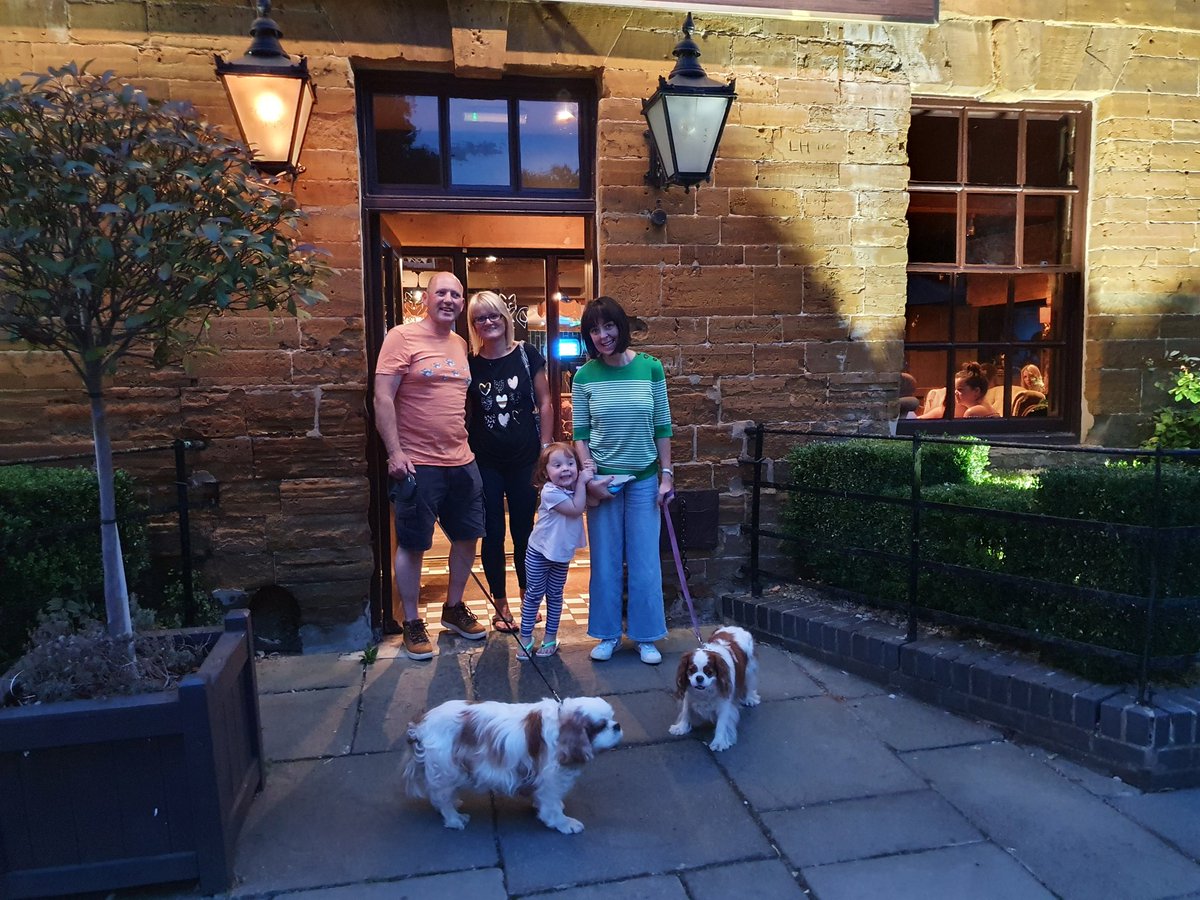 Florencecavpack's tweet photo. at da pub #foxandhounds #Harlestone wiv @harveybones https://t.co/hnZEiHamnG