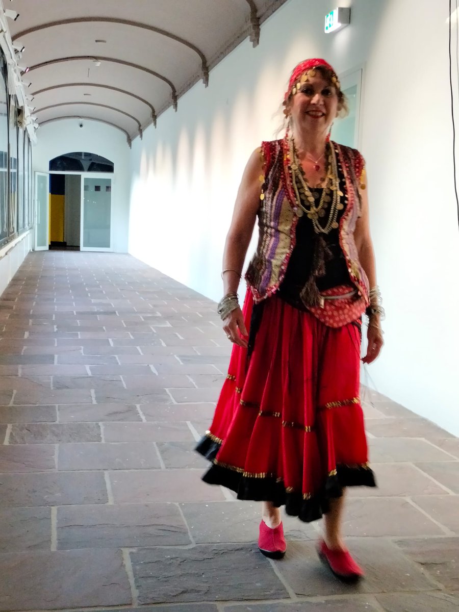 BuikdanseresSam's tweet photo. Waarzegster Samiera op weg naar haar waarzegplekje in Rijksmuseum Twenthe. https://t.co/UPQLdP2iA1