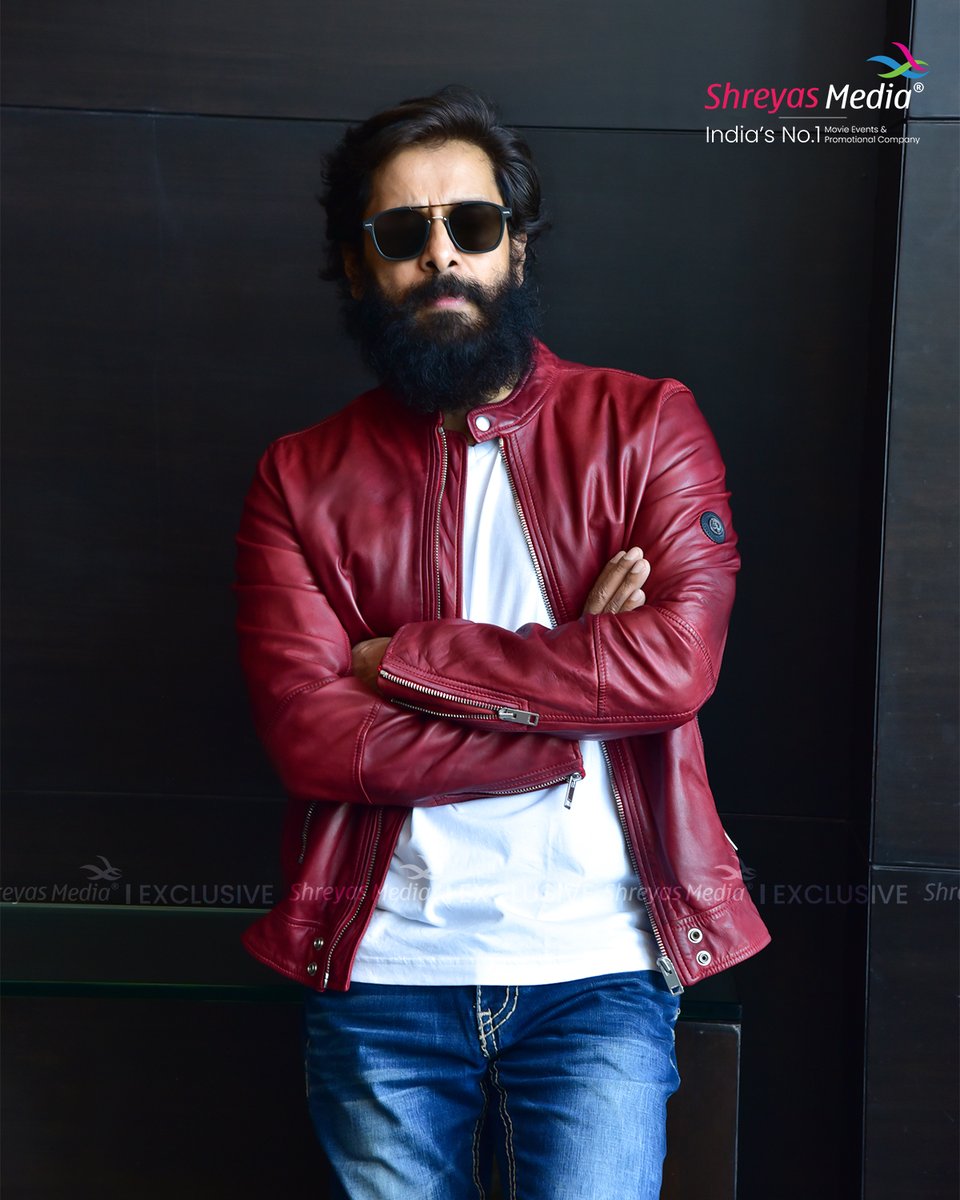 shreyaset's tweet photo. #ChiyaanVikram looks charming and dapper as he poses for press in Hyderabad 😎💥✌️

▶️https://t.co/OOroTwRnZl

@chiyaan @SrinidhiShetty7 @mirnaliniravi @MeenakshiGovin2 @AjayGnanamuthu @7ScreenStudio @arrahman @IrfanPathan @NVR_CinemaOffl @SonyMusicSouth @shreyasgroup https://t.co/PANzMx4T0b