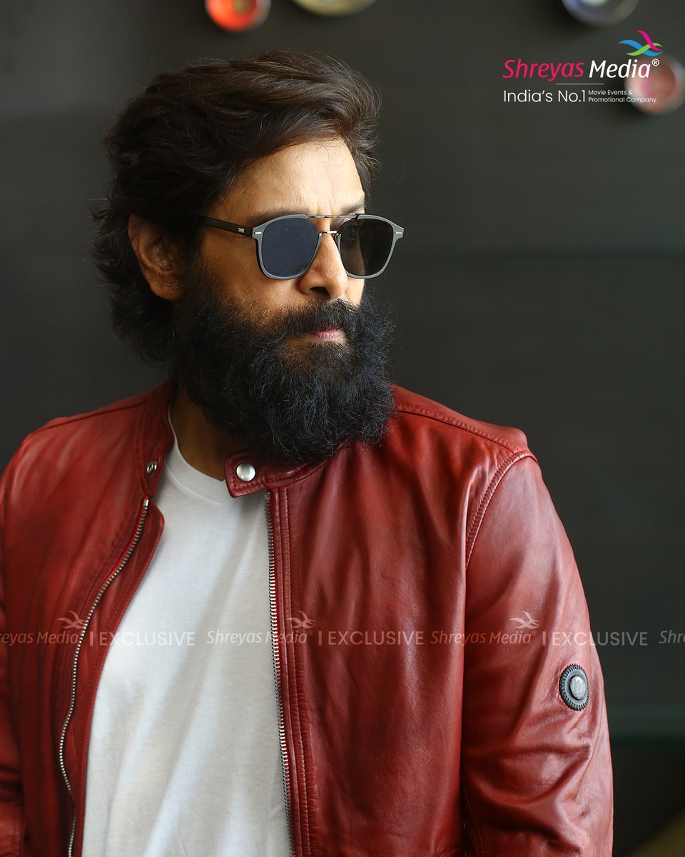 shreyaset's tweet photo. #ChiyaanVikram looks charming and dapper as he poses for press in Hyderabad 😎💥✌️

▶️https://t.co/OOroTwRnZl

@chiyaan @SrinidhiShetty7 @mirnaliniravi @MeenakshiGovin2 @AjayGnanamuthu @7ScreenStudio @arrahman @IrfanPathan @NVR_CinemaOffl @SonyMusicSouth @shreyasgroup https://t.co/PANzMx4T0b