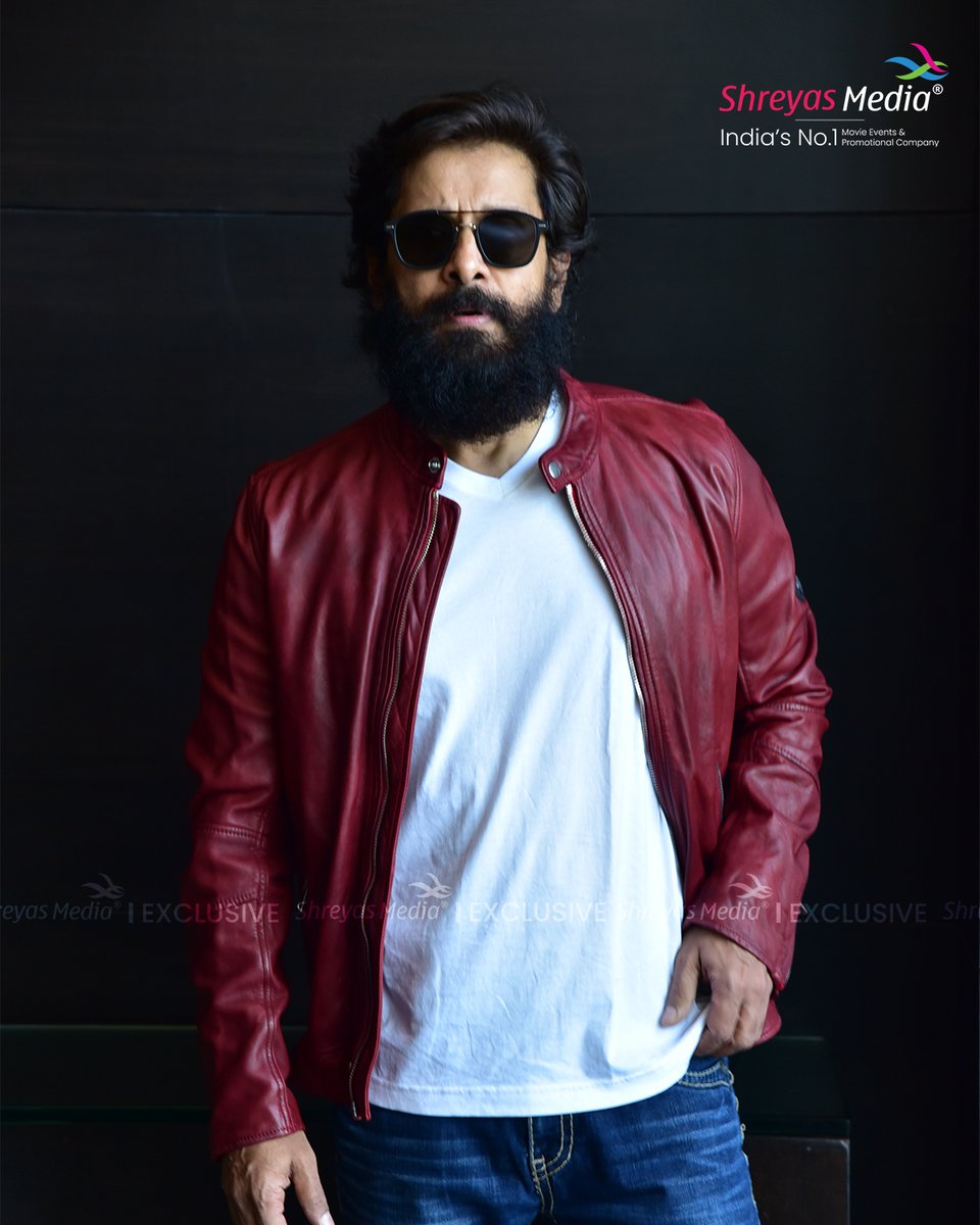 shreyaset's tweet photo. #ChiyaanVikram looks charming and dapper as he poses for press in Hyderabad 😎💥✌️

▶️https://t.co/OOroTwRnZl

@chiyaan @SrinidhiShetty7 @mirnaliniravi @MeenakshiGovin2 @AjayGnanamuthu @7ScreenStudio @arrahman @IrfanPathan @NVR_CinemaOffl @SonyMusicSouth @shreyasgroup https://t.co/PANzMx4T0b
