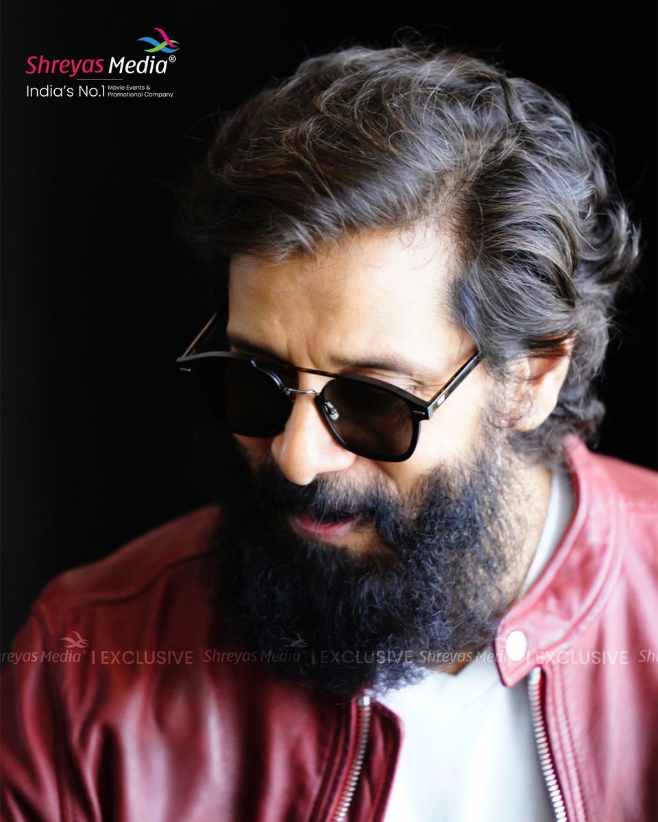 #ChiyaanVikram looks charming and dapper as he poses for press in Hyderabad 😎💥✌️ ▶️youtu.be/ThVH7wBj4CI @chiyaan @SrinidhiShetty7 @mirnaliniravi @MeenakshiGovin2 @AjayGnanamuthu @7ScreenStudio @arrahman @IrfanPathan @NVR_CinemaOffl @SonyMusicSouth @shreyasgroup