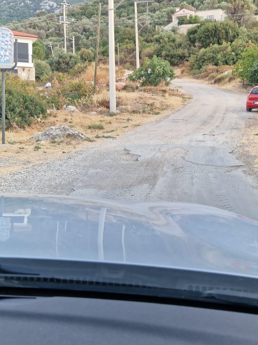 freeserzest's tweet photo. @ilkaygirginerdg Sayın Başkanım, saip mahallesi ile ambarseki arasında çocuk parkının yanında asfaltta çukurlar oluşmuş. Araçlara ve yürüyen çocuk ve yaşlılara tehlike yaratıyor. Hazır asfalt çalışması yaparken burası için de zaman ayırıp tamir ettirirseniz çok seviniriz.@karaburunbld1 @izmirbld https://t.co/x0TLgmKTRX