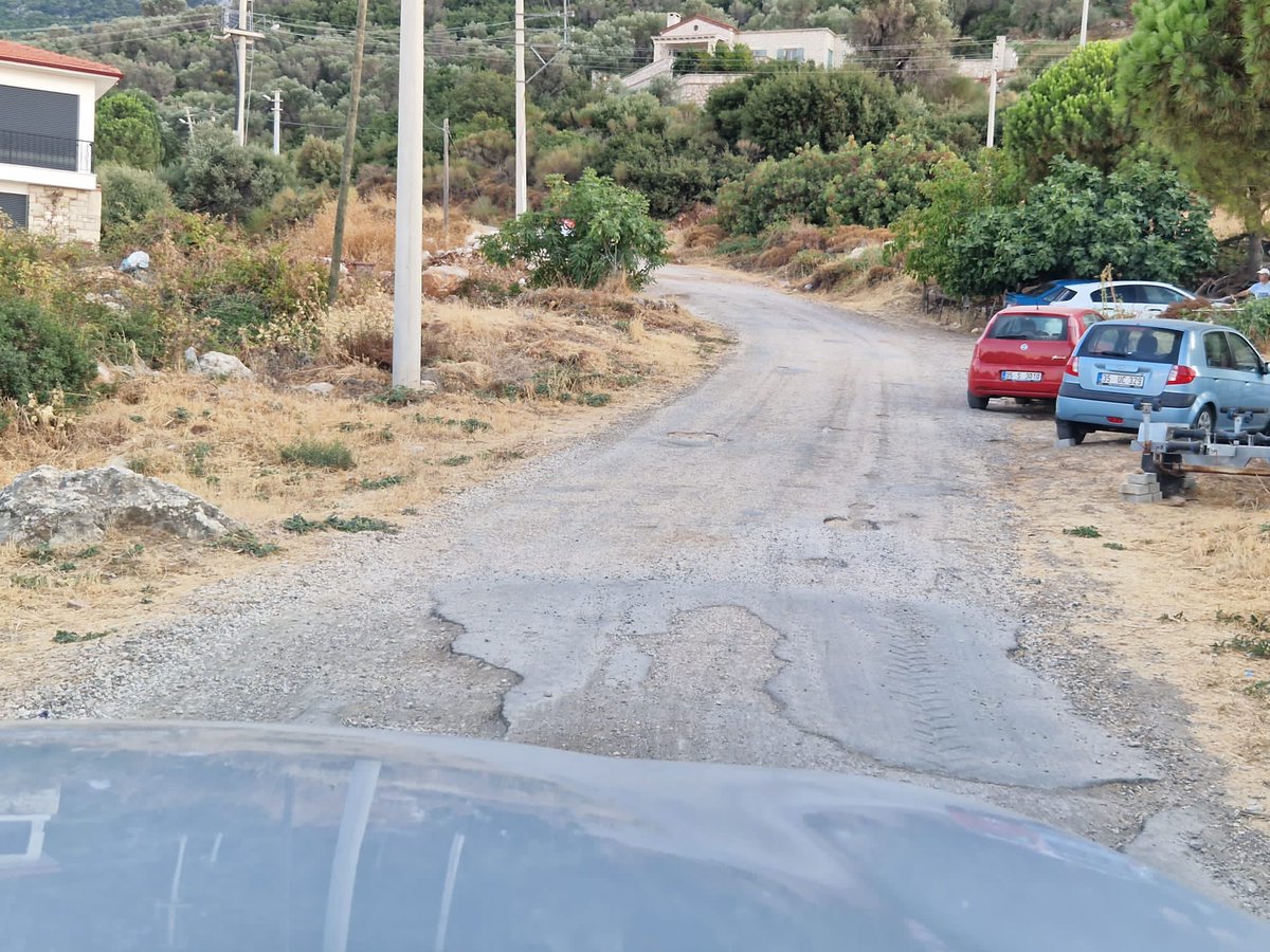 freeserzest's tweet photo. @ilkaygirginerdg Sayın Başkanım, saip mahallesi ile ambarseki arasında çocuk parkının yanında asfaltta çukurlar oluşmuş. Araçlara ve yürüyen çocuk ve yaşlılara tehlike yaratıyor. Hazır asfalt çalışması yaparken burası için de zaman ayırıp tamir ettirirseniz çok seviniriz.@karaburunbld1 @izmirbld https://t.co/x0TLgmKTRX