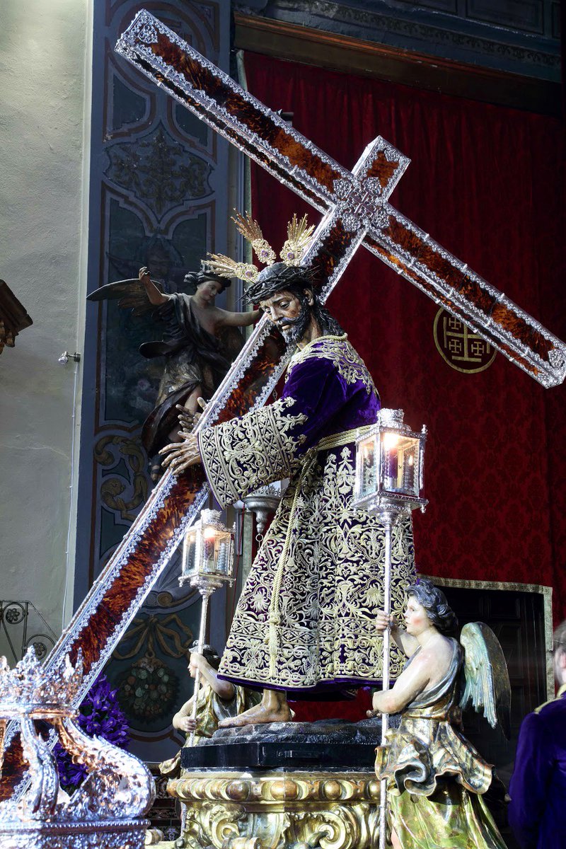 info_cofrade's tweet photo. #HISTORIA | Aunque se suele asumir que Jesús Nazareno lleva la cruz al revés (con el estirpe o palo largo hacia delante), lo cierto es que esta era la representación comúnmente utilizada en los Nazarenos de nuestra ciudad hasta el año 1600. https://t.co/CfgBmBsMnV