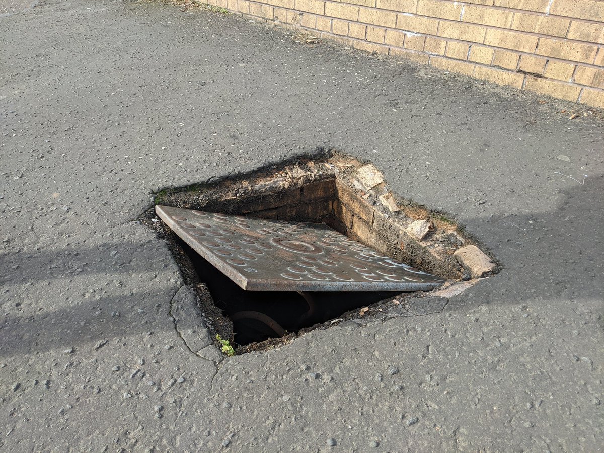 kmilmoir's tweet photo. @GlasgowCC just fallen into this and badly hurt myself- may want to fit it before a perosn sues you!  ///noses.lines.ports https://t.co/qj5mrHykpb