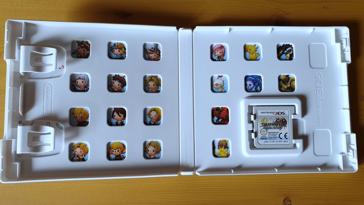 NagiNovaNya's tweet photo. Um Plastik zu sparen, wurden Hüllen für 3DS Spiele mit mehreren Löchern versehen. Manche Titel nutzten dies, um das Packungsinnere mit kleinen Illustrationen zu schmücken. Leider hat sich diese Idee unter 3DS Spielen nicht besonders weit verbreitet.

#Nintendo #3DS https://t.co/qYRYDRthGF