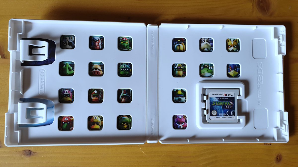 NagiNovaNya's tweet photo. Um Plastik zu sparen, wurden Hüllen für 3DS Spiele mit mehreren Löchern versehen. Manche Titel nutzten dies, um das Packungsinnere mit kleinen Illustrationen zu schmücken. Leider hat sich diese Idee unter 3DS Spielen nicht besonders weit verbreitet.

#Nintendo #3DS https://t.co/qYRYDRthGF