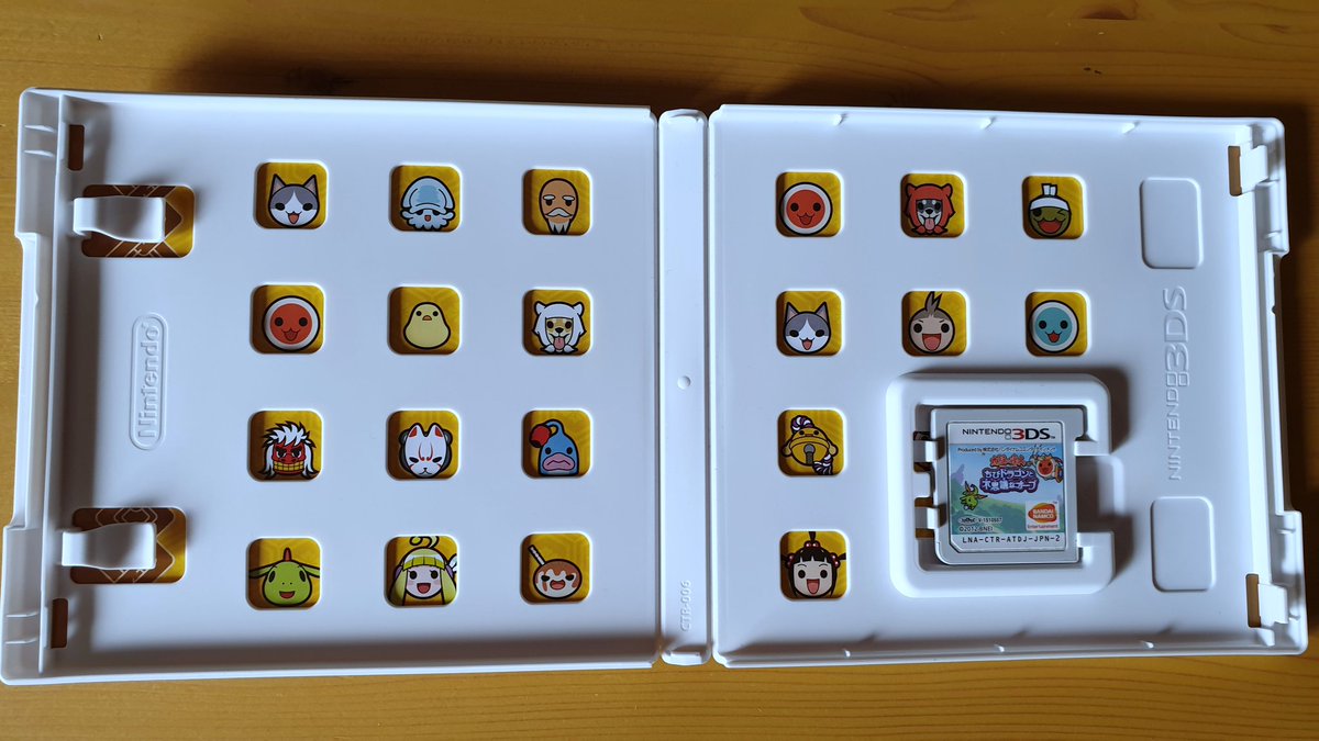 NagiNovaNya's tweet photo. Um Plastik zu sparen, wurden Hüllen für 3DS Spiele mit mehreren Löchern versehen. Manche Titel nutzten dies, um das Packungsinnere mit kleinen Illustrationen zu schmücken. Leider hat sich diese Idee unter 3DS Spielen nicht besonders weit verbreitet.

#Nintendo #3DS https://t.co/qYRYDRthGF
