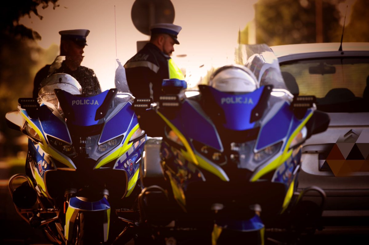 podlaskaPolicja's tweet photo. Dziś patrole ruchu drogowego szczególnie zwracają uwagę na przekraczanie prędkości. Akcja policjantów potrwa do późnych godzin wieczornych. #Zwolnijiżyj! #grupaspeed https://t.co/aLSraz7q6n