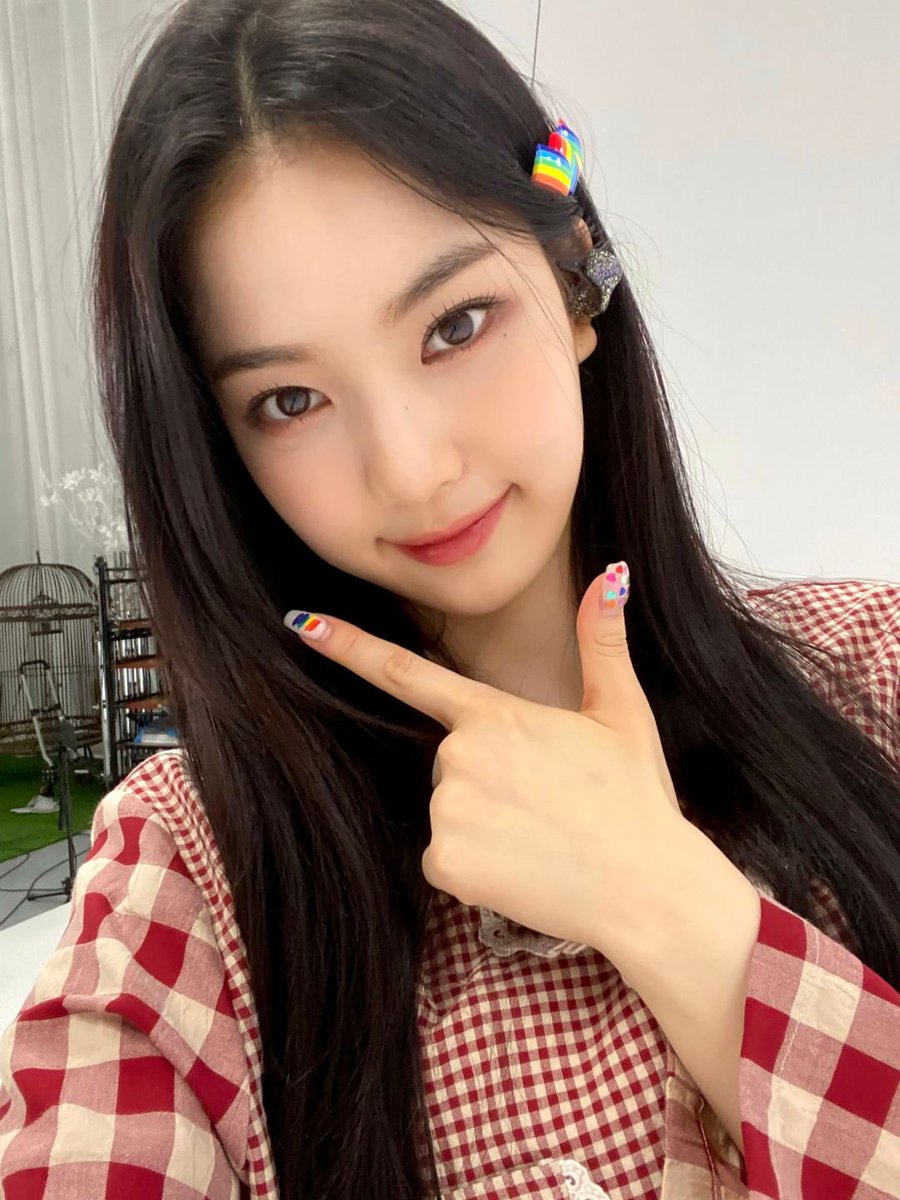 Kitty_1112_'s tweet photo. 채영이 버블 영상 요 잠옷인가??! https://t.co/EuhpId3wyj