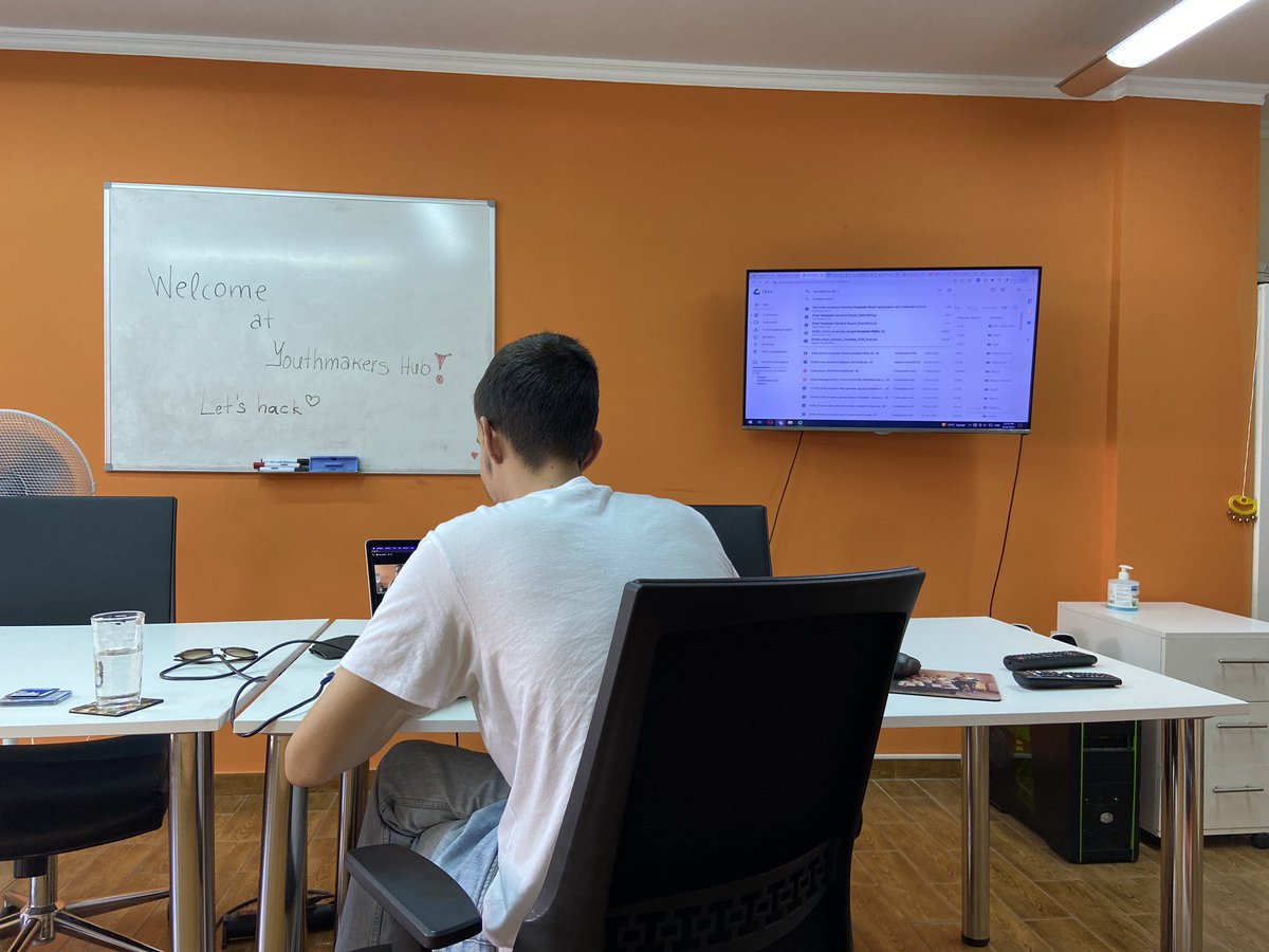 youthmakershub's tweet photo. 🎯 Στο backstage του #Hackathon #Call2Act εντωμεταξύ από το γραφείο μας, ο @karalariotis προετοιμάζει τις ομάδες για την τελική ευθεία 🚀
#YOUthMakeItHappen #ProjectManagersAcademy #Hachathon #Call2Act #EuropeanSolidarityCorps https://t.co/CjMw5CQLU3