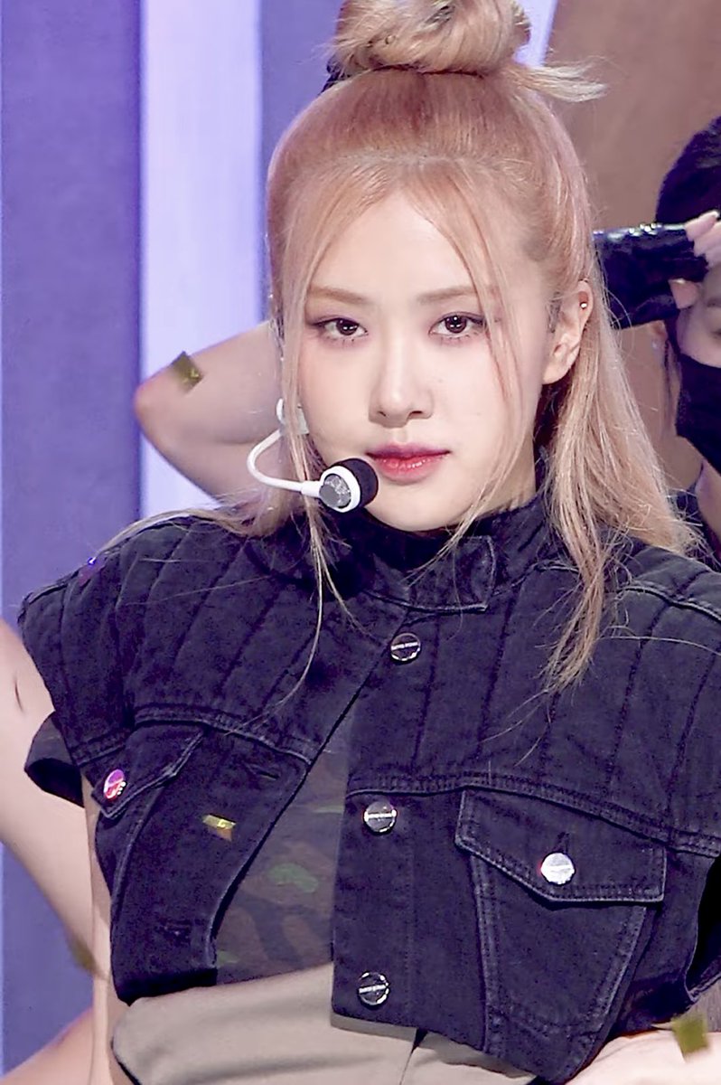 rsloops_'s tweet photo. ROSÉ #PinkVenom inkigayo stage https://t.co/DIIGMGgAyp