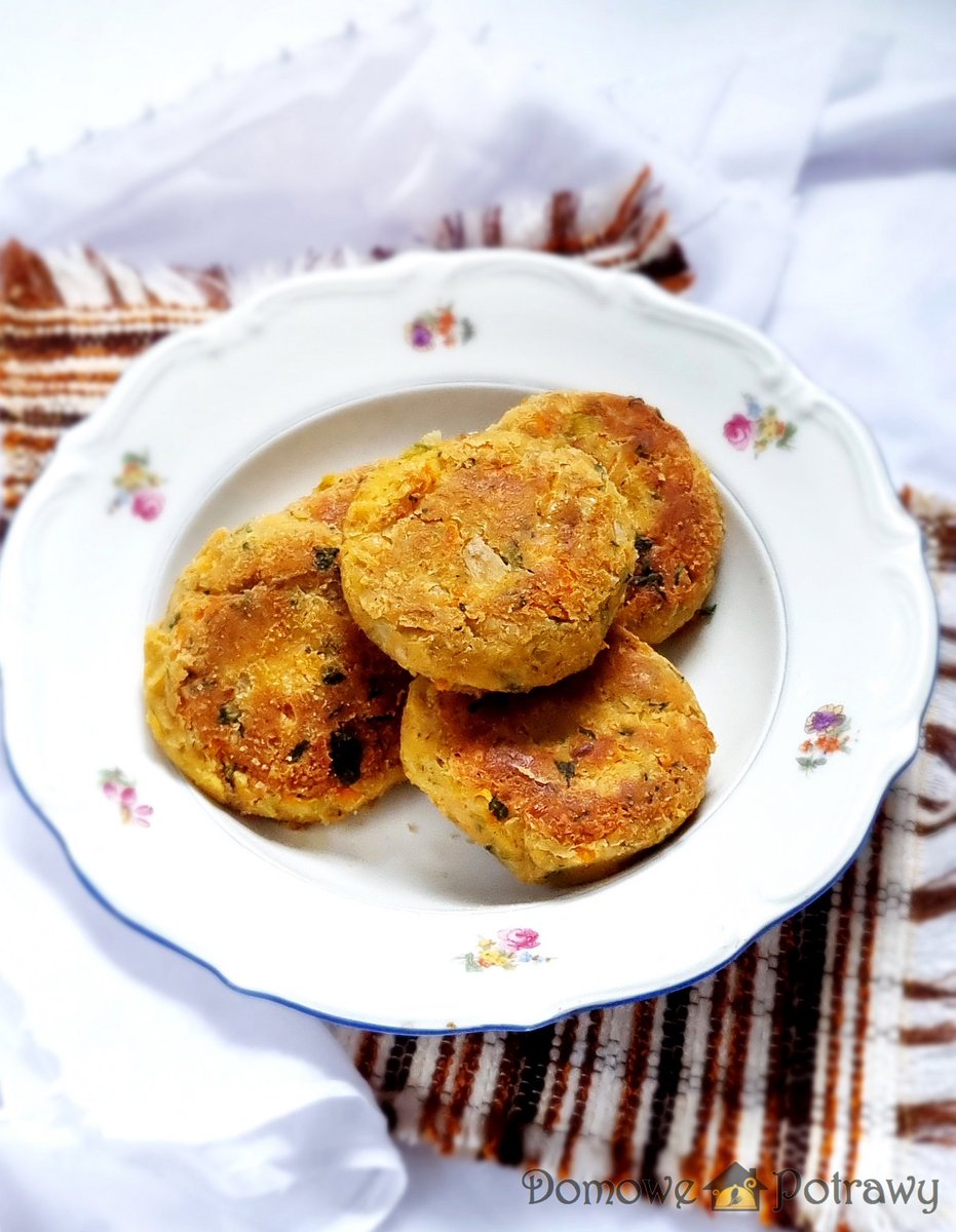 DomowePotrawy's tweet photo. Kotlety z ciecierzycy z dodatkiem marchewki 😋
https://t.co/xnCR7jr8G2
#DomowePotrawy #przepis #kotlety #obiad #recipes #blogkulinarny https://t.co/wC1z0YtZzz
