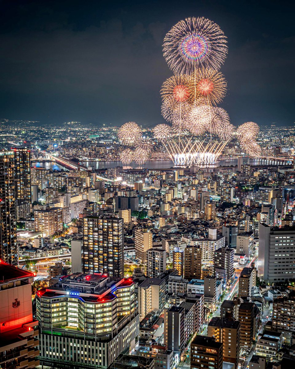 超高層ビルから見た大阪夜景と淀川花火

#なにわ淀川花火大会