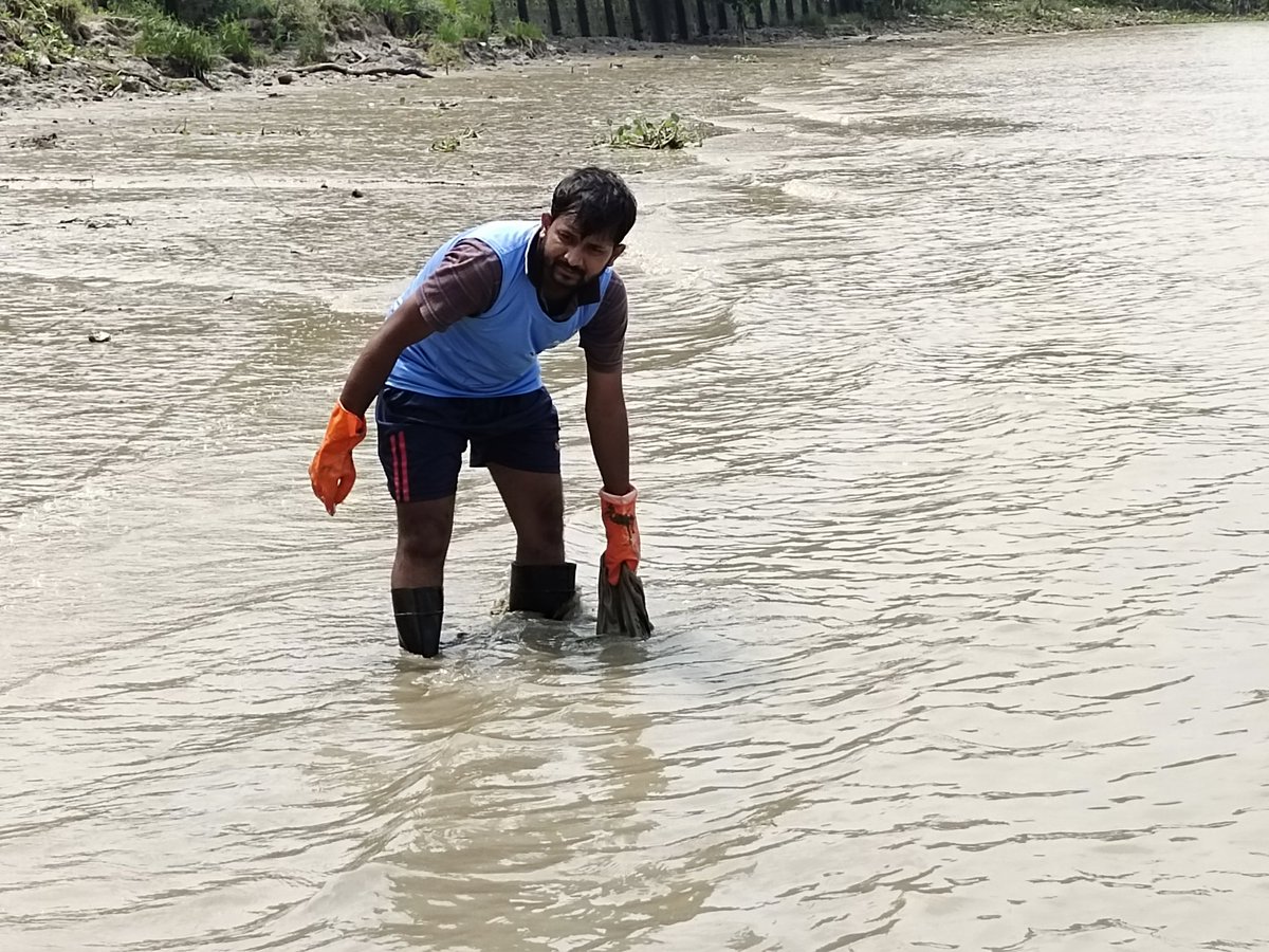 Pahchanfoundat1's tweet photo. #InsanTeriGangaMaily
#week83

Clean up drive.

Volunteers of the organization collected almost 180 Kg of garbage today...https://t.co/8s3trC6FUE

#Pahchanfoundation #CleanGanga #SaveGanga #SDGs #Goal13 #ClimateAction #Goal14 #LifeBelowWater #Titagarh #Kolkata #WestBengal #india https://t.co/36fwcnEXqa