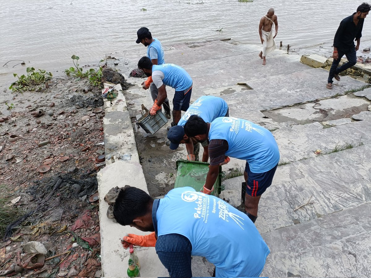 Pahchanfoundat1's tweet photo. #InsanTeriGangaMaily
#week83

Clean up drive.

Volunteers of the organization collected almost 180 Kg of garbage today...https://t.co/8s3trC6FUE

#Pahchanfoundation #CleanGanga #SaveGanga #SDGs #Goal13 #ClimateAction #Goal14 #LifeBelowWater #Titagarh #Kolkata #WestBengal #india https://t.co/36fwcnEXqa