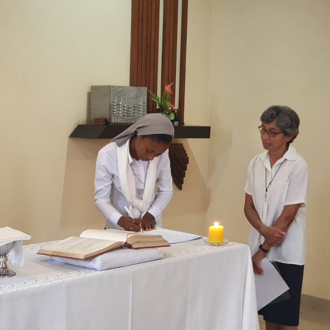 ADCSpinola's tweet photo. Nuestra hermana Branca ha renovado sus votos en la comunidad de Luanda. Nos unimos a su alegría y damos gracias a Dios por la bendición de su vida y por su respuesta a la llamada de seguir al Señor como @ADCSpinola.
#FamiliaSpínola #FamiliaADC https://t.co/VPRt3HZADQ