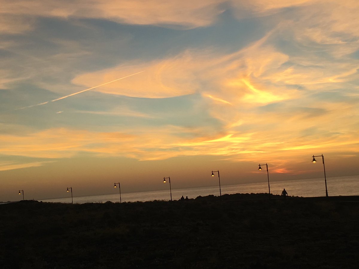 lawebdlanzarote's tweet photo. Amanecer en #PlayaDeLaConcha, dirección #PlayaDelCable https://t.co/s4GgoopAfW
