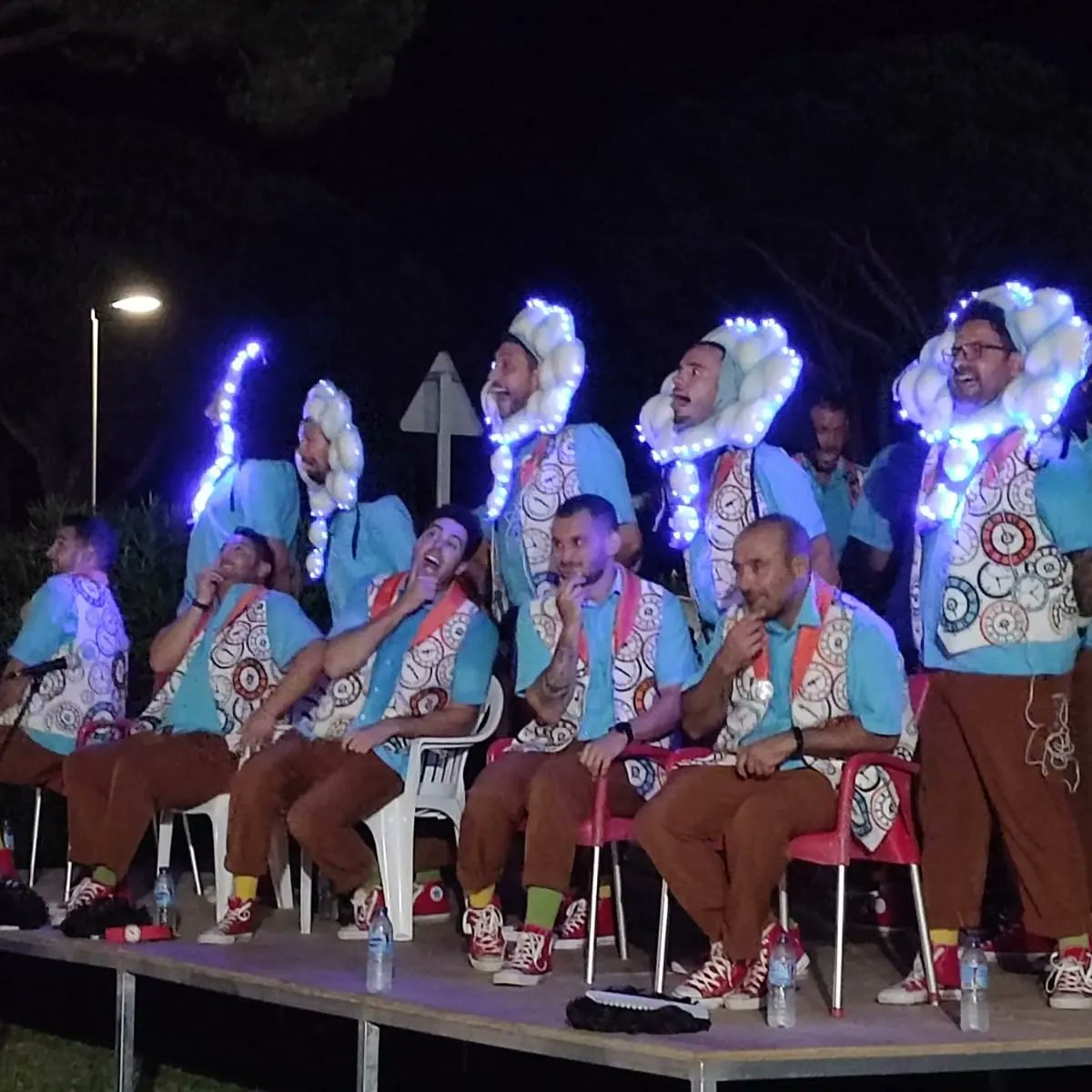 Esta gente se subió a las tablas en la I Gala <a href="/IlusionesRosar1/">Ilusiones Rosario Cogolludo</a> para demostrar que debajo de un "tipo", detrás del personaje, dentro del artista .. hay personas con un corazón ❤️ enorme.

¡GRACIAS! <a href="/LaChiriDeFyA/">La Chirigota de Fermin y Antoñito</a> 😘
por vuestra solidaridad y colaboración 💜