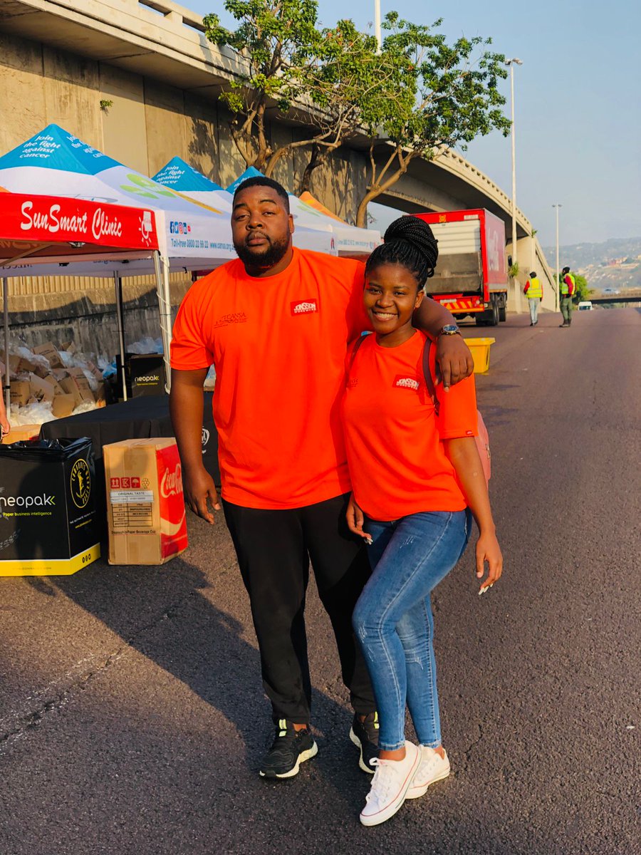 CANSA's tweet photo. Our #CANSAActive volunteers are going strong and in good spirit cheering and keeping the @ComradesRace runners refreshed. #Comrades2022 #TheReturn #UltimateHumanRace #FeelGoodFun https://t.co/Drr4hYTJ0C