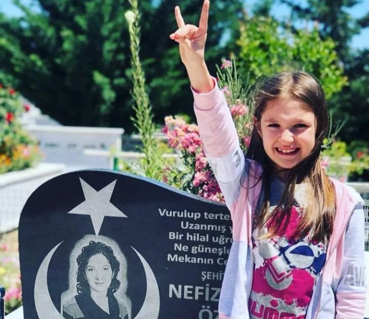 Şehit Nefize Özsoy'un güzeller güzeli kızı🌸

Bir ölür, bin diriliriz!🇹🇷🤘