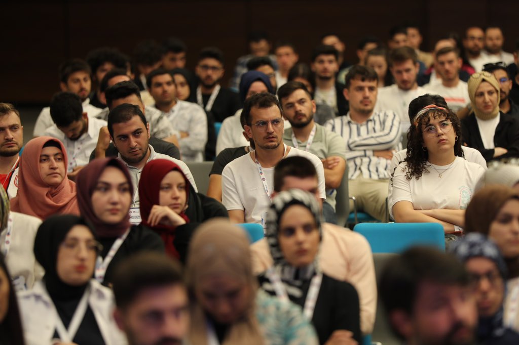 _aliyalcin_'s tweet photo. Hak,emek,özgürlük mücadelemizin dinamik gücü, enerjisi ve geleceği olan Genç Memur-Sen’imizin sosyal ve kültürel faaliyet skalası gibi hareket eden üniversitelerdeki ADEM Toplulukları,gençlerden umudunu üzenlere umut, filizlenen tohum,emek mücadelemizin yarına ilişkin yatırımdır. https://t.co/aeOVZWmjCq