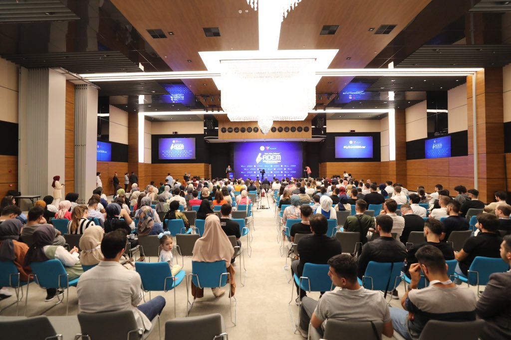 Hak,emek,özgürlük mücadelemizin dinamik gücü, enerjisi ve geleceği olan Genç Memur-Sen’imizin sosyal ve kültürel faaliyet skalası gibi hareket eden üniversitelerdeki ADEM Toplulukları,gençlerden umudunu üzenlere umut, filizlenen tohum,emek mücadelemizin yarına ilişkin yatırımdır.