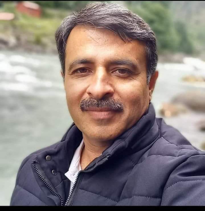 faiz_siddiqui1's tweet photo. سنڌ سلام ڪري راڌڻ جي ديوان دليپ ڪمار رانجھاڻي کي  جنھن راڌڻ شھر کي بچائڻ لاء راڌڻ لاڙڪاڻي روڊ کي ڪٽ ھڻائي سڄو برسات پاڻي پنھجي سروي  زرعي زمين وڃڻ ڏنو  آھي ۽  ديھ ۾ بيٺل پنھجي جديد طرز تي بيٺل فروٽ جي باغ  فصل کي ٻوڙي ڪروڙن جو نقصان کائي راڌڻ شھر کي بچايو https://t.co/GqacE0iurv