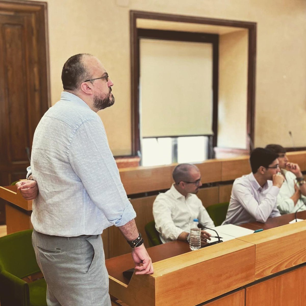adomingo's tweet photo. Te observo y te disecciono… el #discurso. Ahora que se asoma el nuevo curso, recuerdos de los intensos días en la academia #EyVoice con @EY_Spain y @ledu_debate en @UAHes.
#comunicación #hablarenpublico #oratoria #debate #softskills https://t.co/N8yBrYGYKb