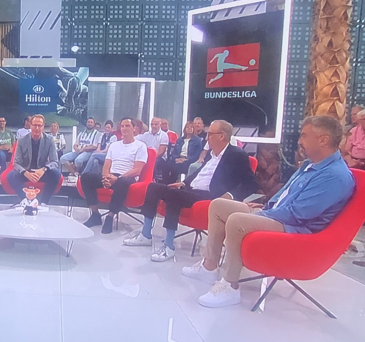 waldihartmann's tweet photo. Ist Alfred Draxler Aston Villa-Fan oder warum trägt er deren Stutzen im #dopa? https://t.co/w3BwkVMWs6