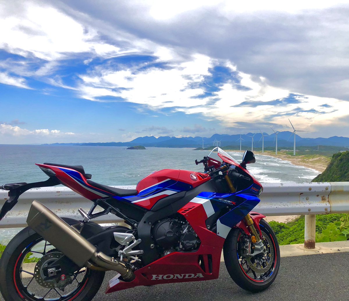 for_iphone0921's tweet photo. 白浜に並ぶ風車群❗️
美しい景色に心癒された1日でした✨

#CBR1000RRR
#HONDA
#ツーリング
#島根
#山陰
#風車
#バイクのある風景 
#バイ���好きな人と繋がりたい https://t.co/TvMF0F77t6