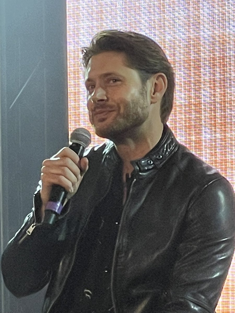 simogiuli's tweet photo. That smirk 😏 #jibcon #jib12 #rome @JensenAckles https://t.co/4rjiUmuUNA
