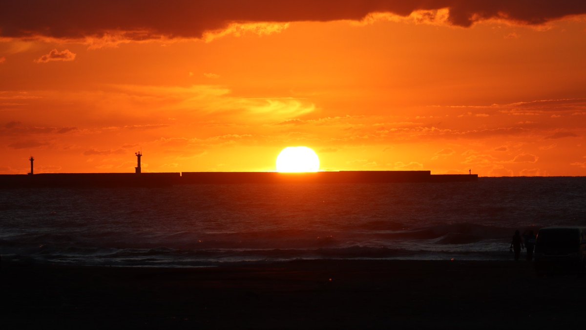 内灘海岸に沈む夕日、最高。

協力隊を卒業しても見られると思うとホント贅沢だなぁ。

#石川県 
#内灘海岸 
#夕日 
#サンセットビーチ