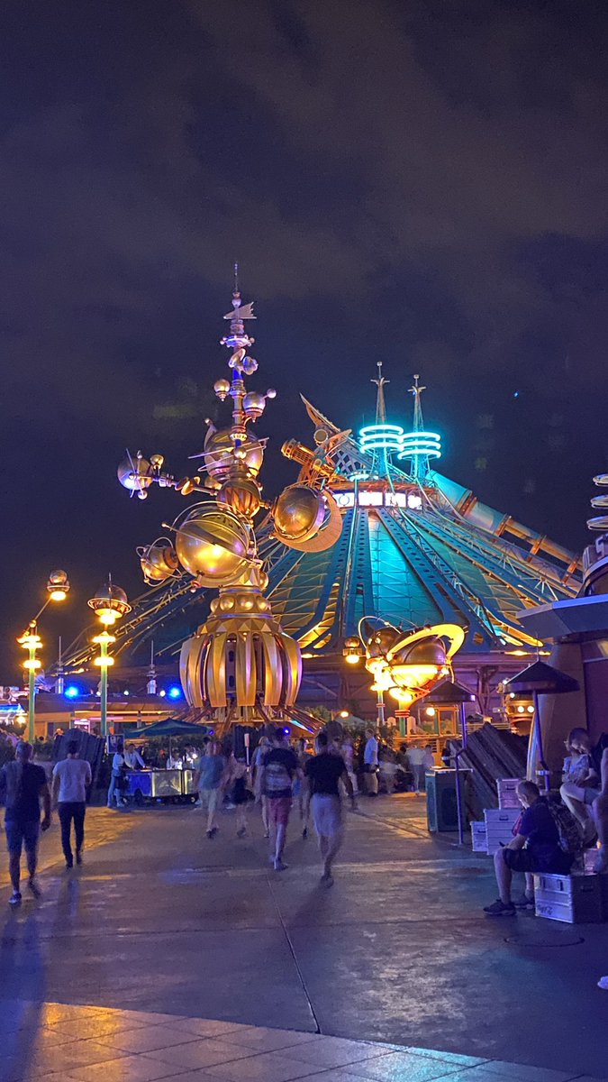 Disneyland Paris at night quite a spectacular sight!
#hyperspacemountain 
#orbitron
#DisneylandParis