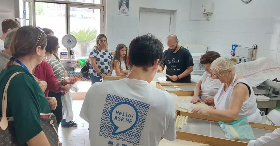 VisitMartano's tweet photo. 25/8/22 - Laboratori ed itinerari con i turisti - 
PT.3 Laboratorio di pasta fresca presso il pastificio "La Sfoglia". 

 #puglia #culturalheritage #pastificio #pastafrescafattaamano #weareinpuglia #regionepuglia #puglia365  #pugliapromozione #visitmartano #greciasalentina https://t.co/YNmBydmpxk