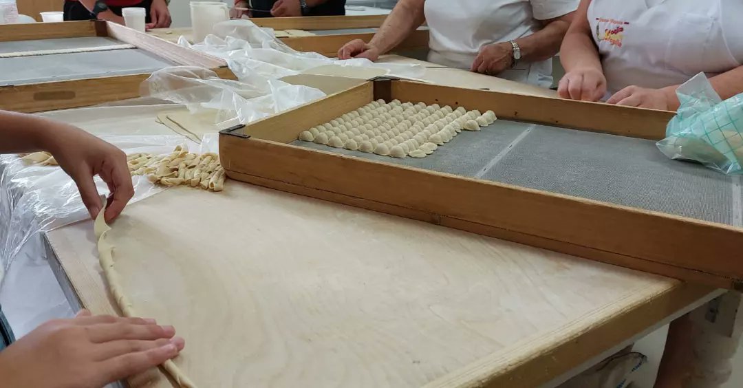 VisitMartano's tweet photo. 25/8/22 - Laboratori ed itinerari con i turisti - 
PT.3 Laboratorio di pasta fresca presso il pastificio "La Sfoglia". 

 #puglia #culturalheritage #pastificio #pastafrescafattaamano #weareinpuglia #regionepuglia #puglia365  #pugliapromozione #visitmartano #greciasalentina https://t.co/YNmBydmpxk