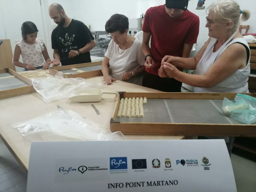 VisitMartano's tweet photo. 25/8/22 - Laboratori ed itinerari con i turisti - 
PT.3 Laboratorio di pasta fresca presso il pastificio "La Sfoglia". 

 #puglia #culturalheritage #pastificio #pastafrescafattaamano #weareinpuglia #regionepuglia #puglia365  #pugliapromozione #visitmartano #greciasalentina https://t.co/YNmBydmpxk
