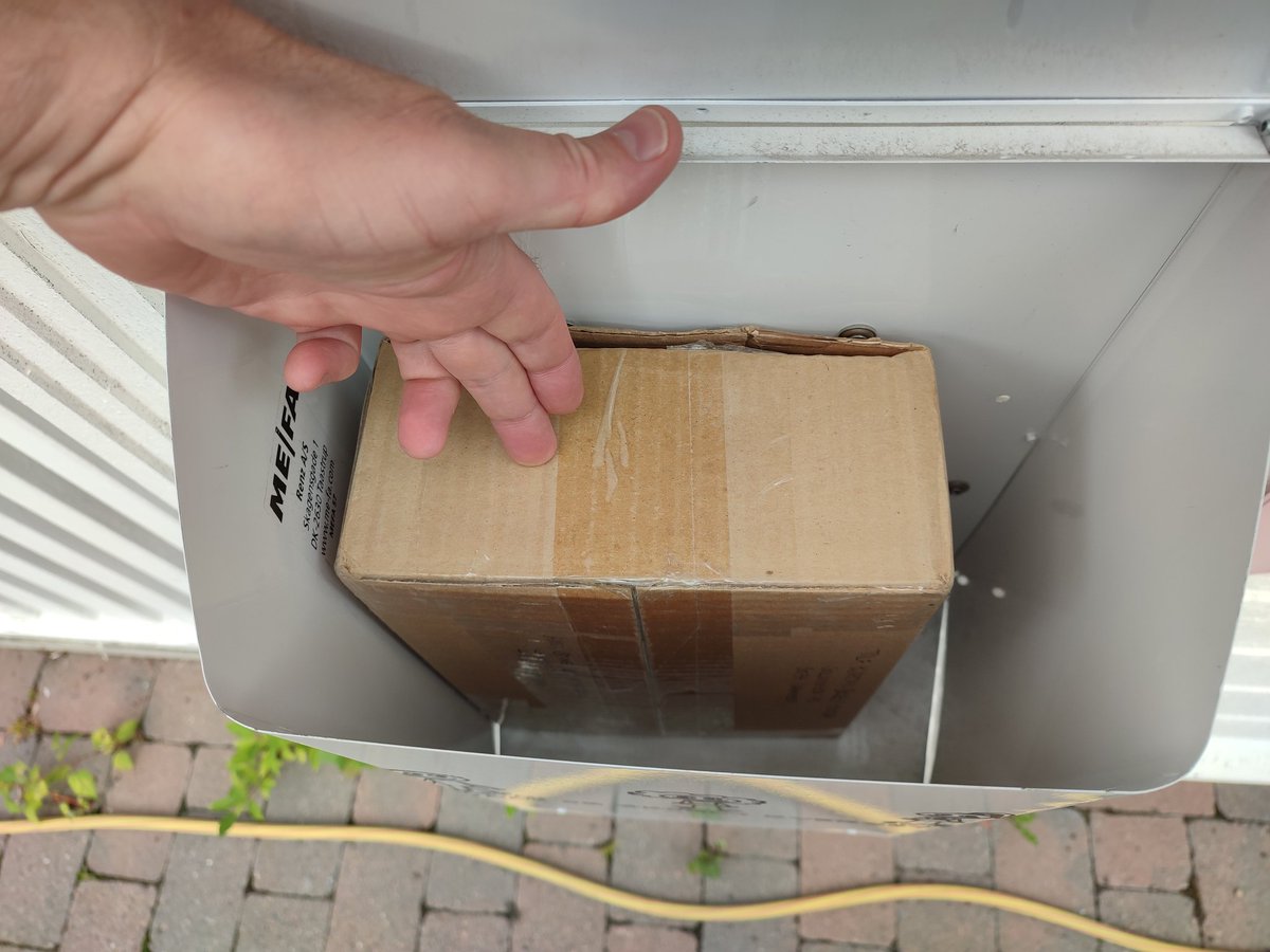 kjartansk's tweet photo. Posten sender jevnlig meldinger om pakker som er for store for postkassen. Jeg har på oppfordring fra Posten for lengst kjøpt ekstra stor postkasse. Jeg tåler å hente pakker selv, men jeg liker ikke når Posten systematisk ljuger om at de har forsøkt å levere. #posten https://t.co/qlf06TjDqG