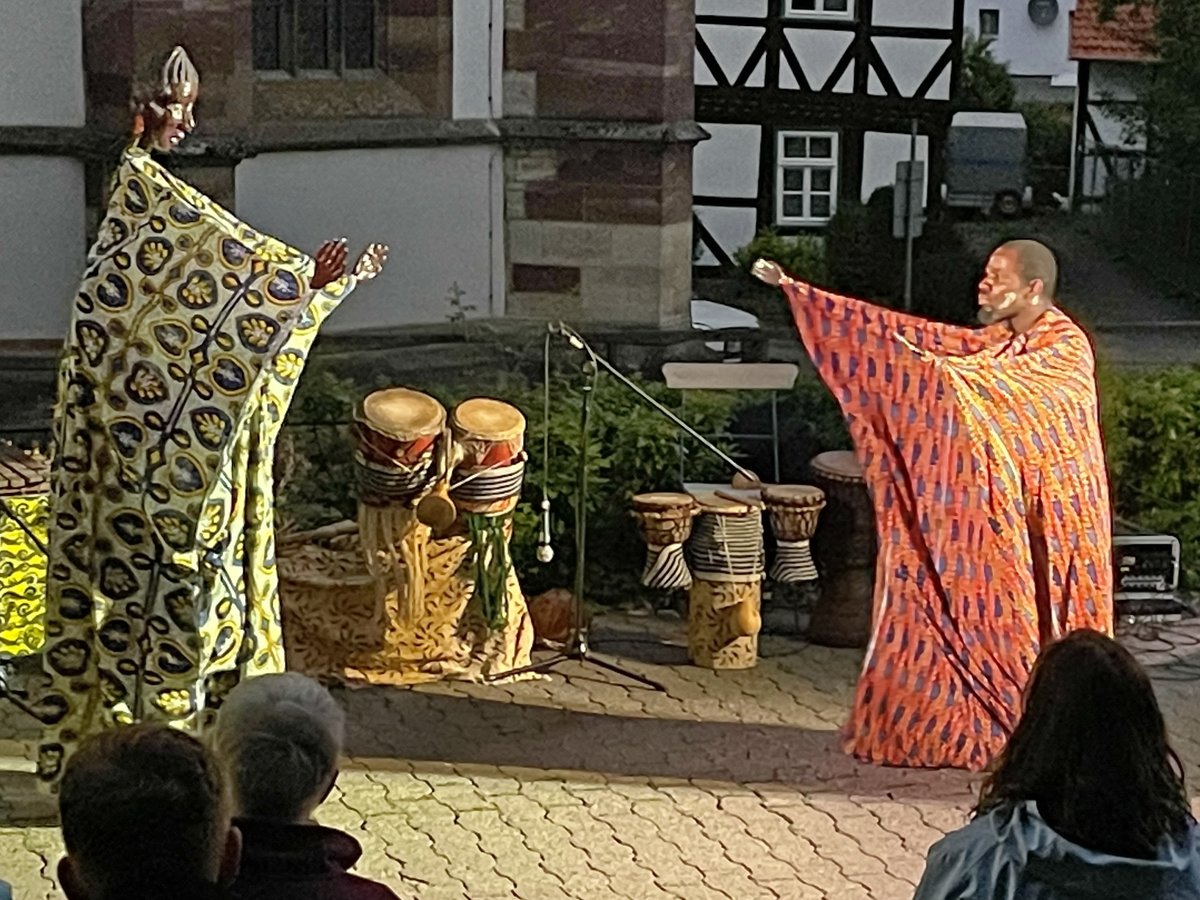 Bei der 6. Deutsche Figurentheaterkonferenz haben Momo Ekissi von der Elfenbeinküste und sein Ensemble am Samstag das Stück "Alle zusammen sind wir..." mit traditionellen afrikanischen Puppen und Musikinstrumenten aufgeführt. Den Livestream gibt's hier: fb.watch/faXFgfXohJ/