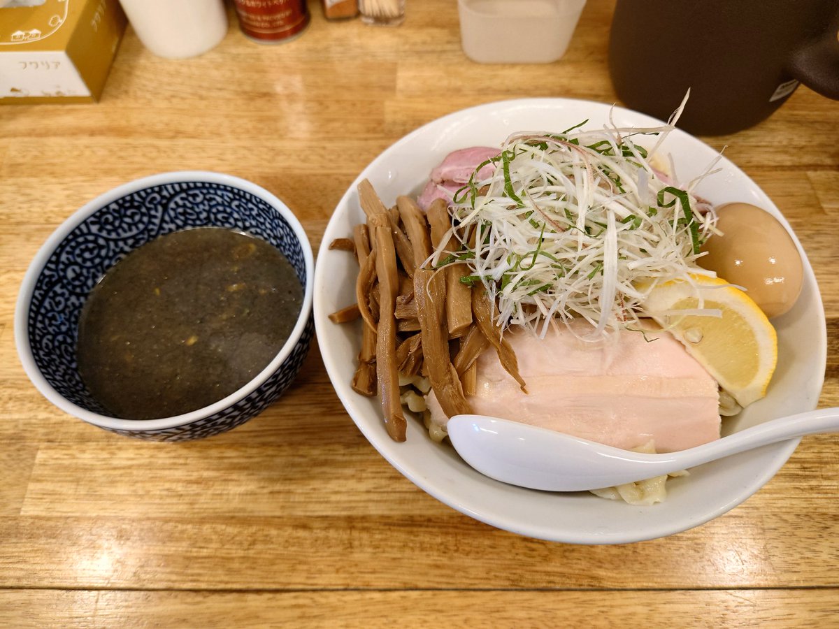 DRX9255EX's tweet photo. 麺屋 つるる

冷やし煮干つけめん 醤油 大盛
塩らー麺

先ずは🧊🚰でガシッと〆った極太手打麺の美味さを堪能🤤
キンキンに冷えたつけ汁は煮干の香りと旨味に醤油のキレの良さは最高😆👍
薬味の白髪ネギ、大葉、茗荷に🍋の酸味で爽やかに😊
塩らー麺も美味い💯
今日も連食😊完食完飲😋
大🈵足でした🙏 https://t.co/KRDabJ0Nfy